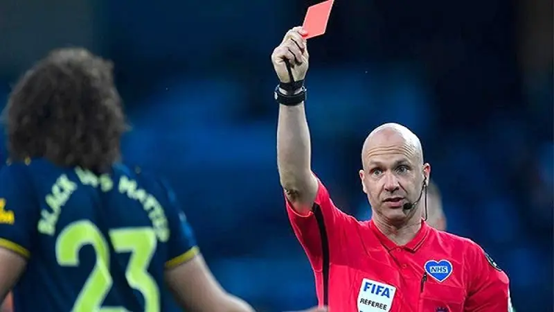 Đội bóng sẽ xử lý thế nào khi thủ môn nhận thẻ đỏ?